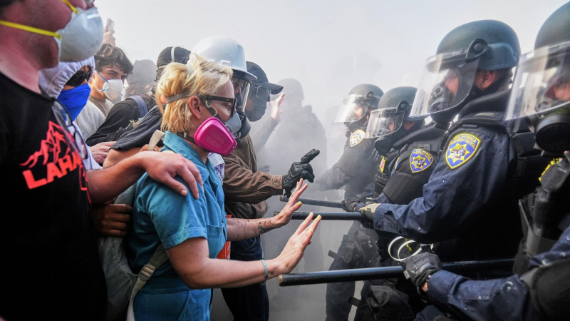 Протестующие в Лос-Анджелесе кидают в полицию фейерверки